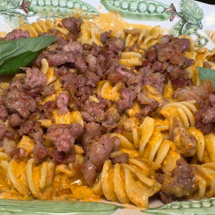 Pasta con crema di pomodorini, salsiccia e burrata