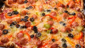 Pizza di pancarrè al forno con mozzarella e verdure