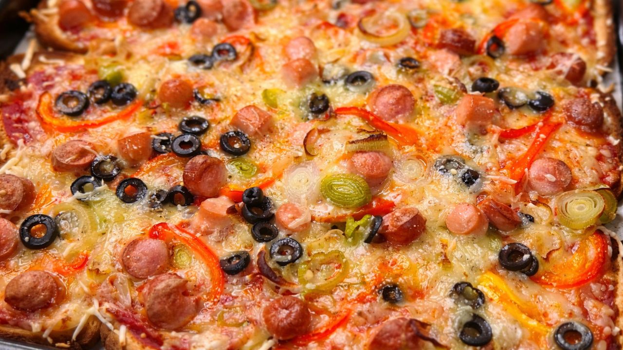 Pizza di pancarrè al forno con mozzarella e verdure
