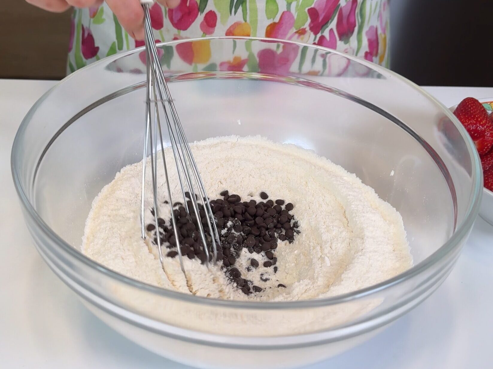 Muffin con gocce di cioccolato e fragole