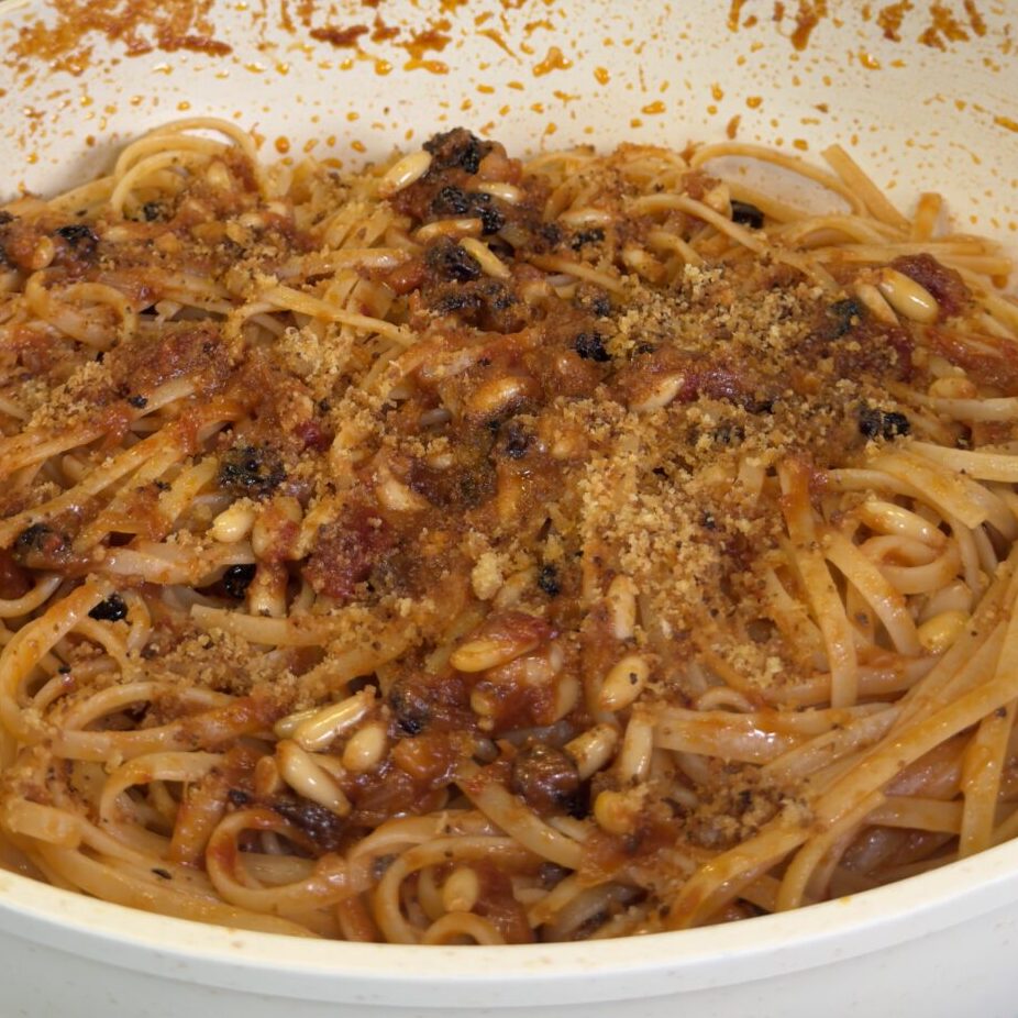 Pasta c’anciova e muddica atturrata