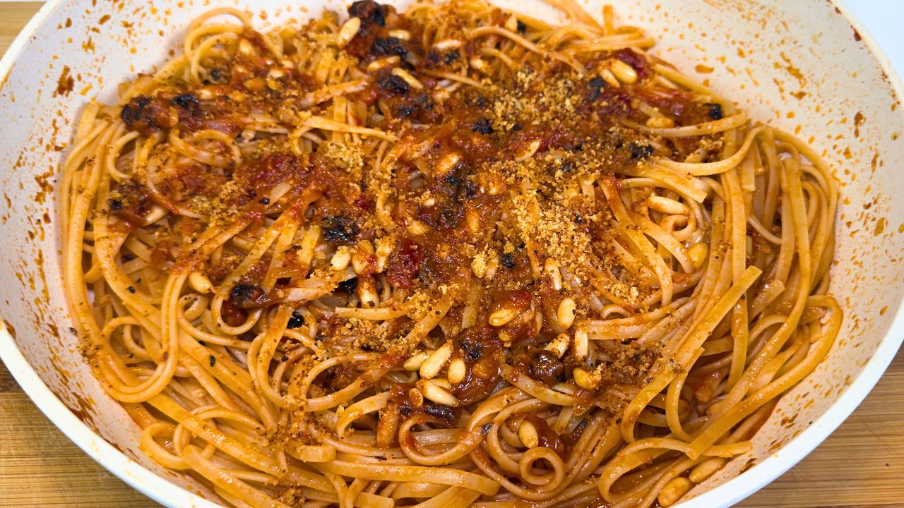 Pasta c’anciova e muddica atturrata