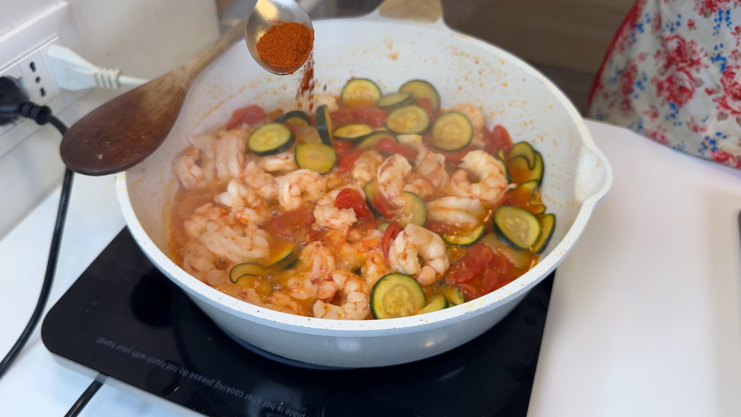 Pasta con gamberi pomodorini e zucchine