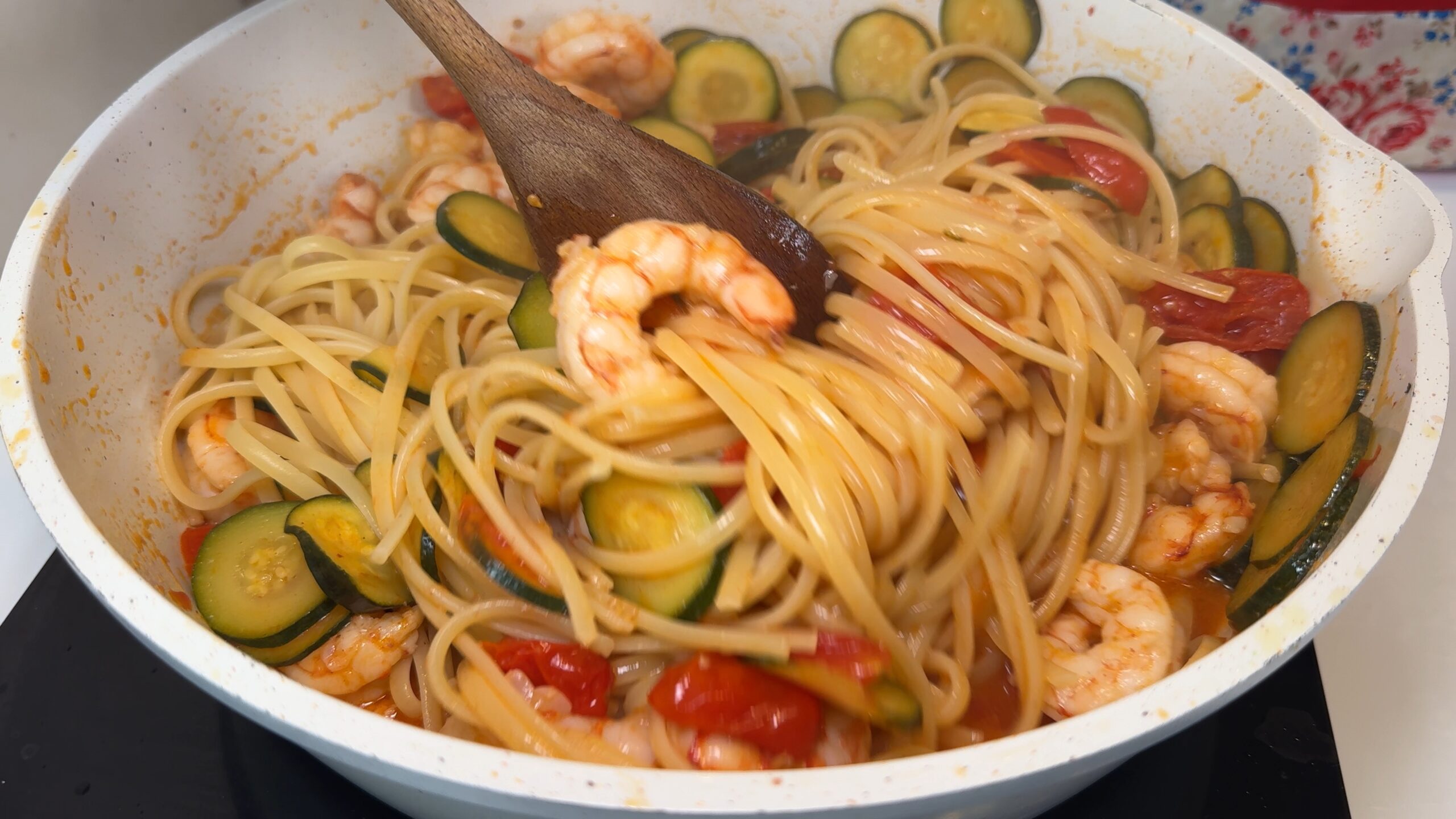 Pasta con gamberi pomodorini e zucchine