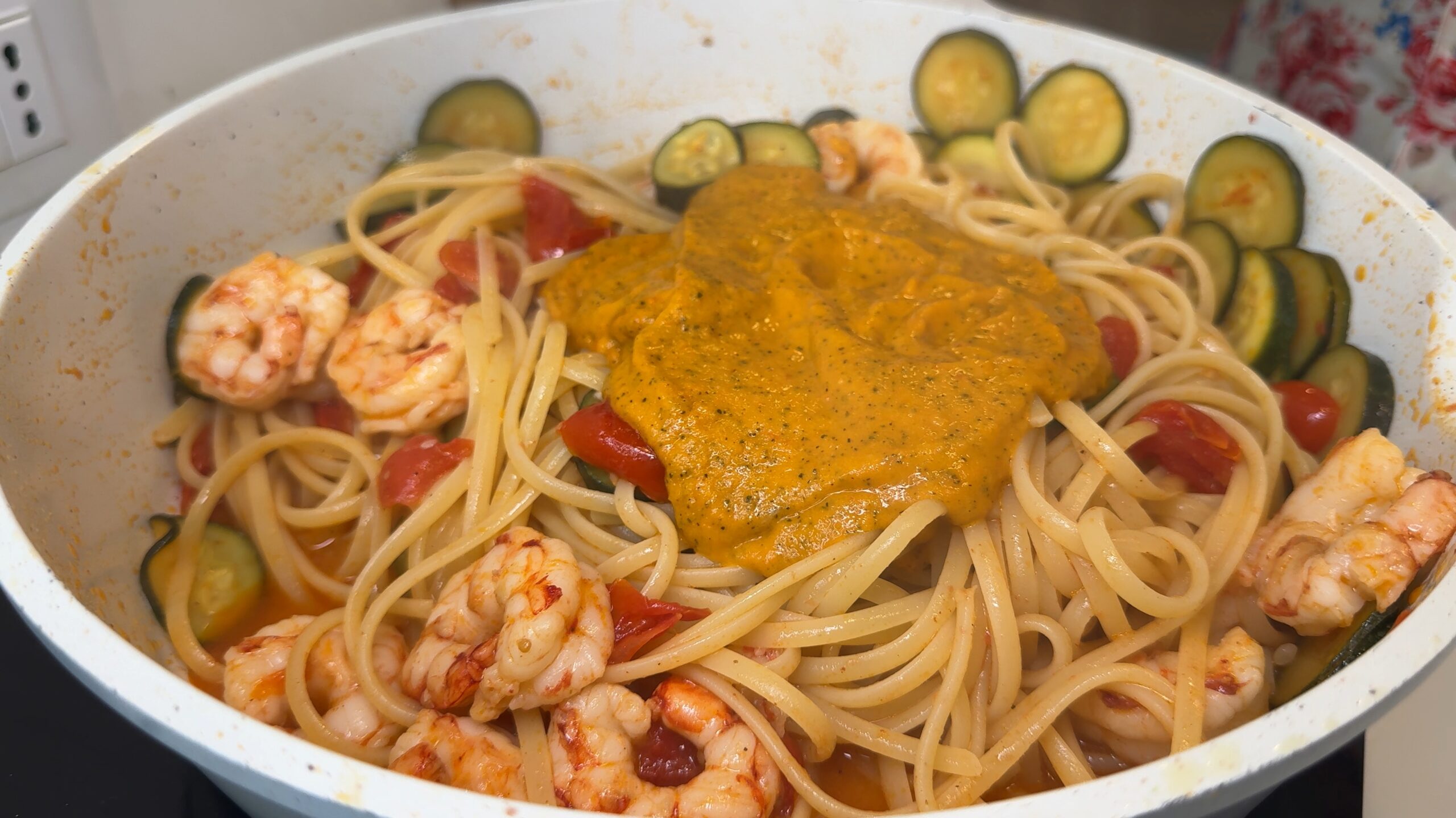 Pasta con gamberi pomodorini e zucchine