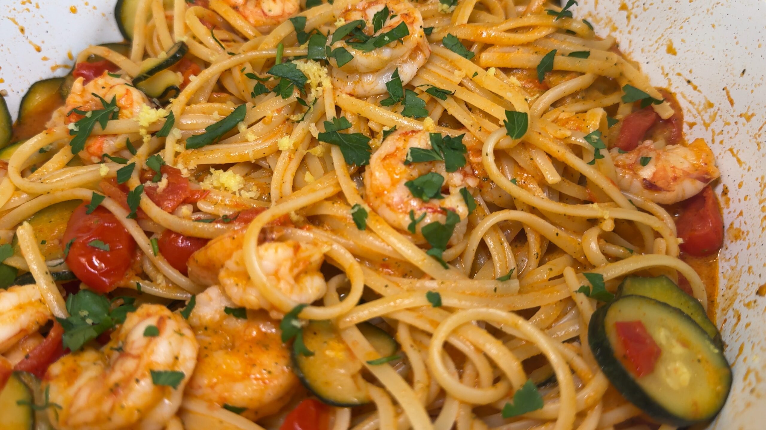 Pasta con gamberi pomodorini e zucchine