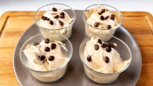 Spumone al caffè cremoso con panna e chicchi di caffè