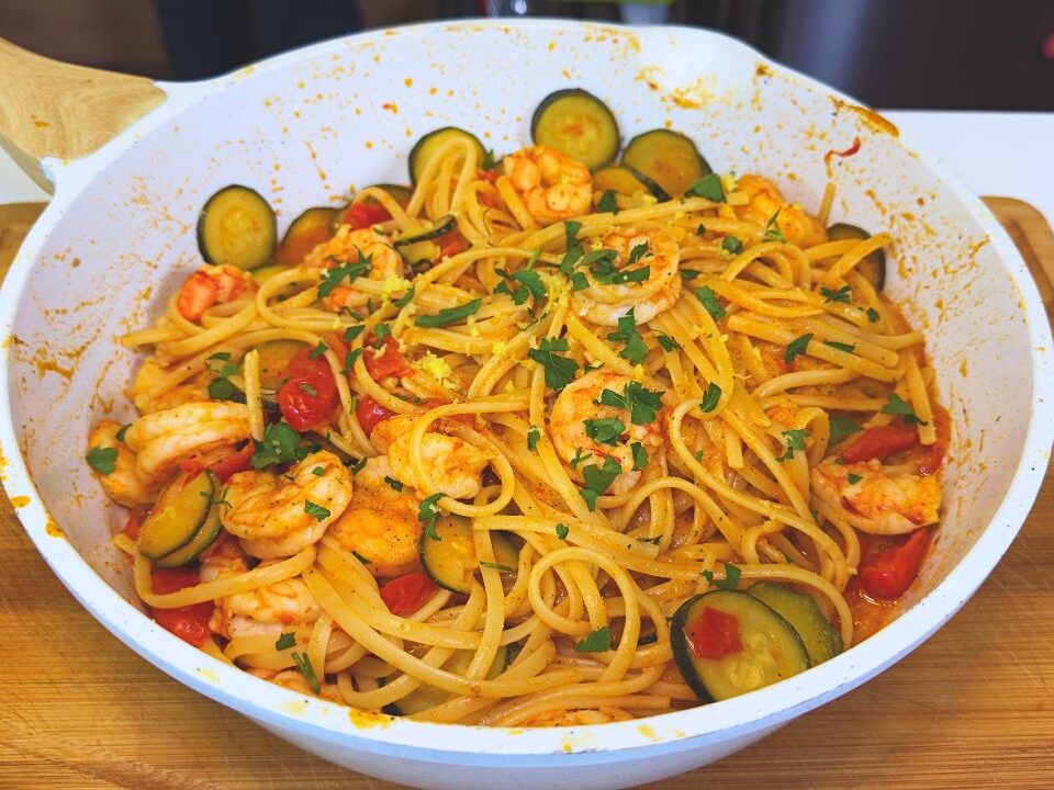 Pasta con gamberi pomodorini e zucchine