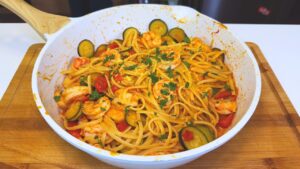 Pasta con gamberi pomodorini e zucchine