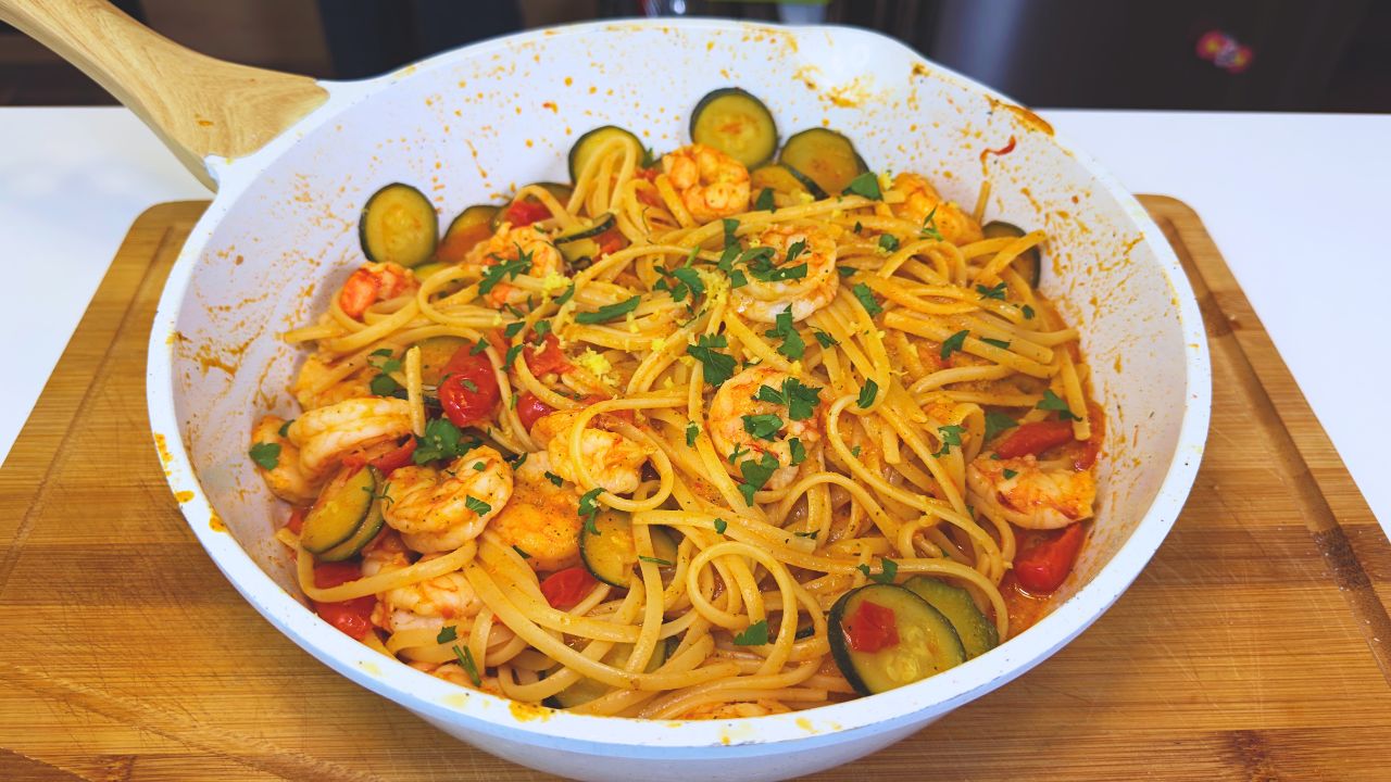 Pasta con gamberi pomodorini e zucchine