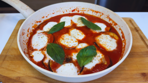 Melanzane alla pizzaiola in padella con pomodoro e mozzarella filante