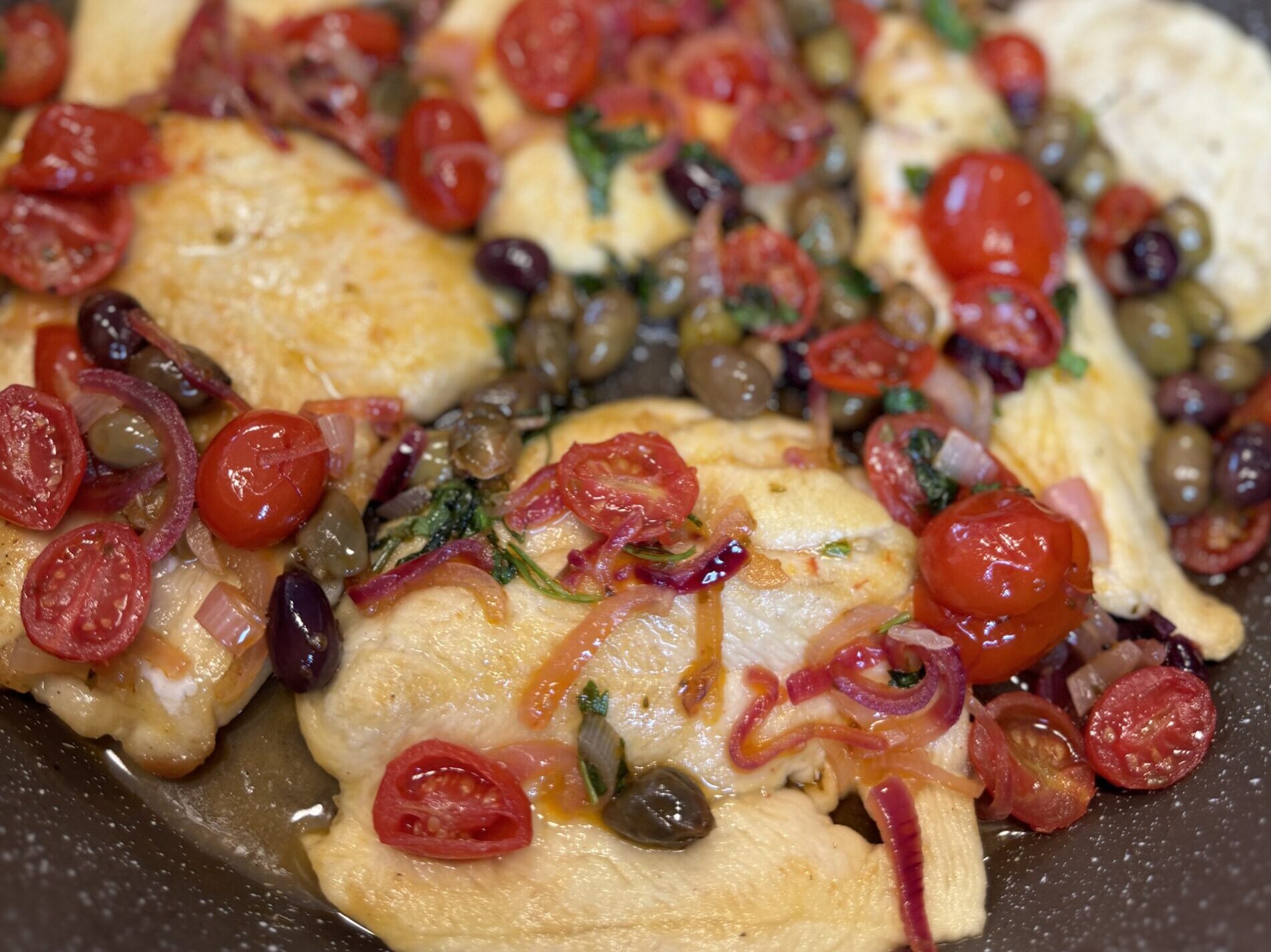 Pollo condito alla mediterranea in padella