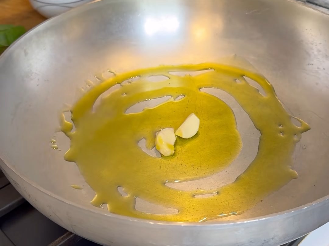 Spaghetti con tonno e olive taggiasche