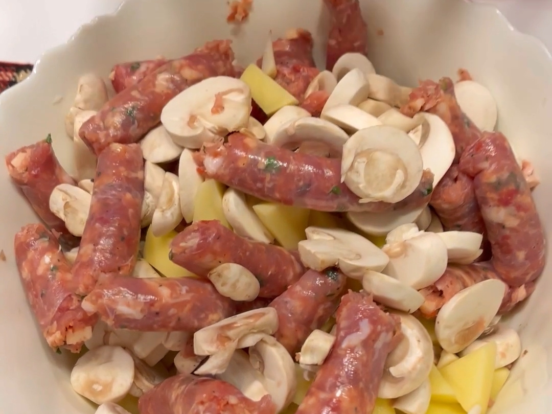 Salsiccia funghi e patate al forno