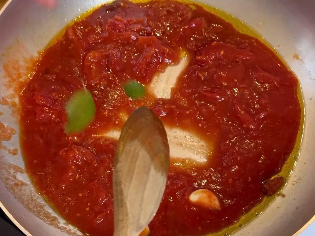 Spaghetti con tonno e olive taggiasche