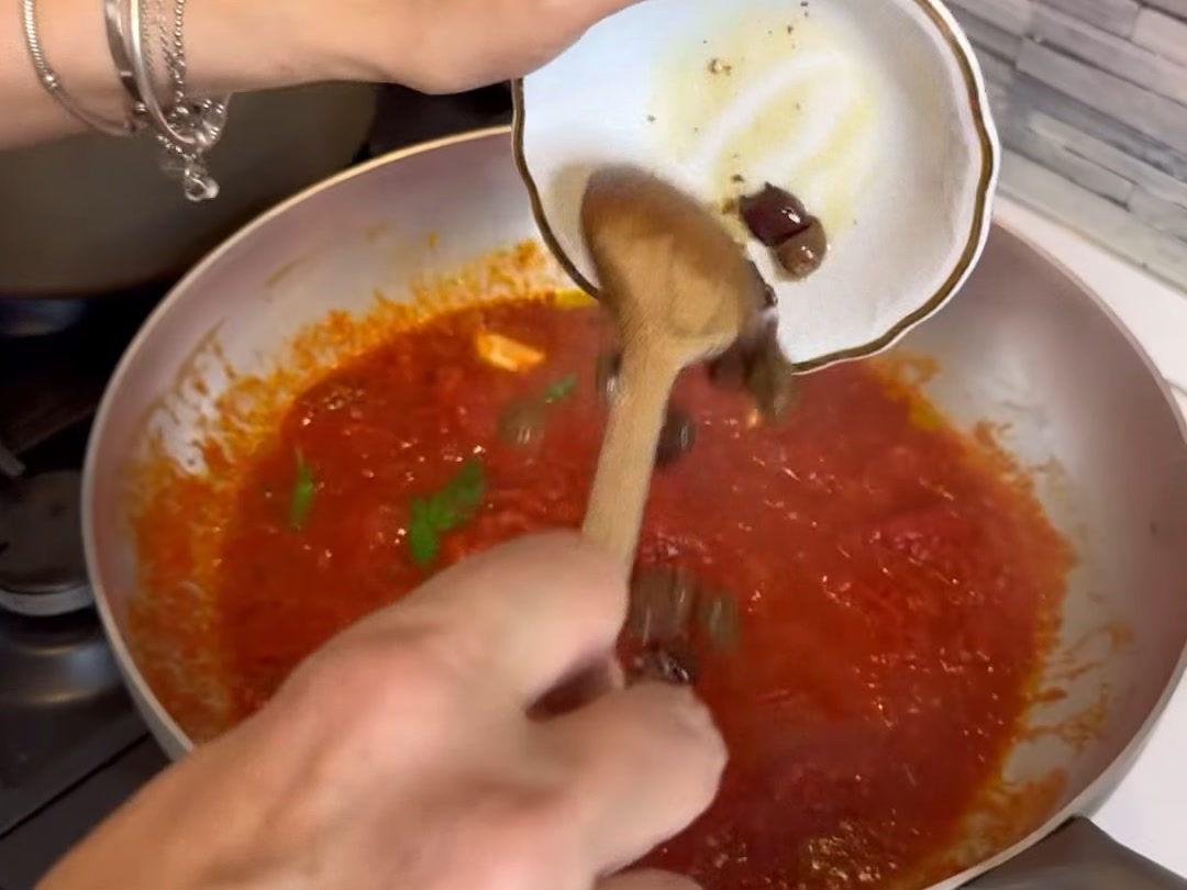 Spaghetti con tonno e olive taggiasche
