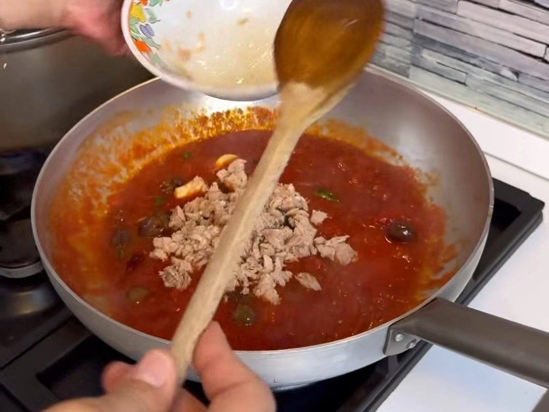 Spaghetti con tonno e olive taggiasche