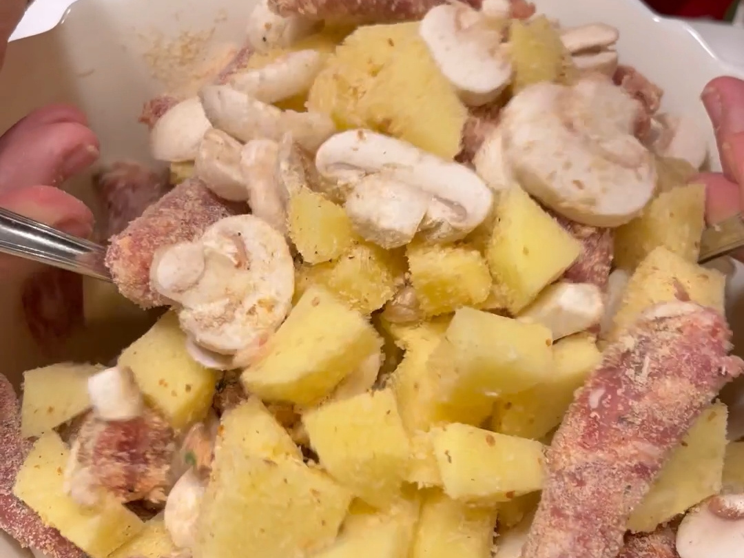 Salsiccia funghi e patate al forno