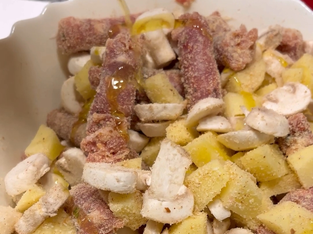 Salsiccia funghi e patate al forno