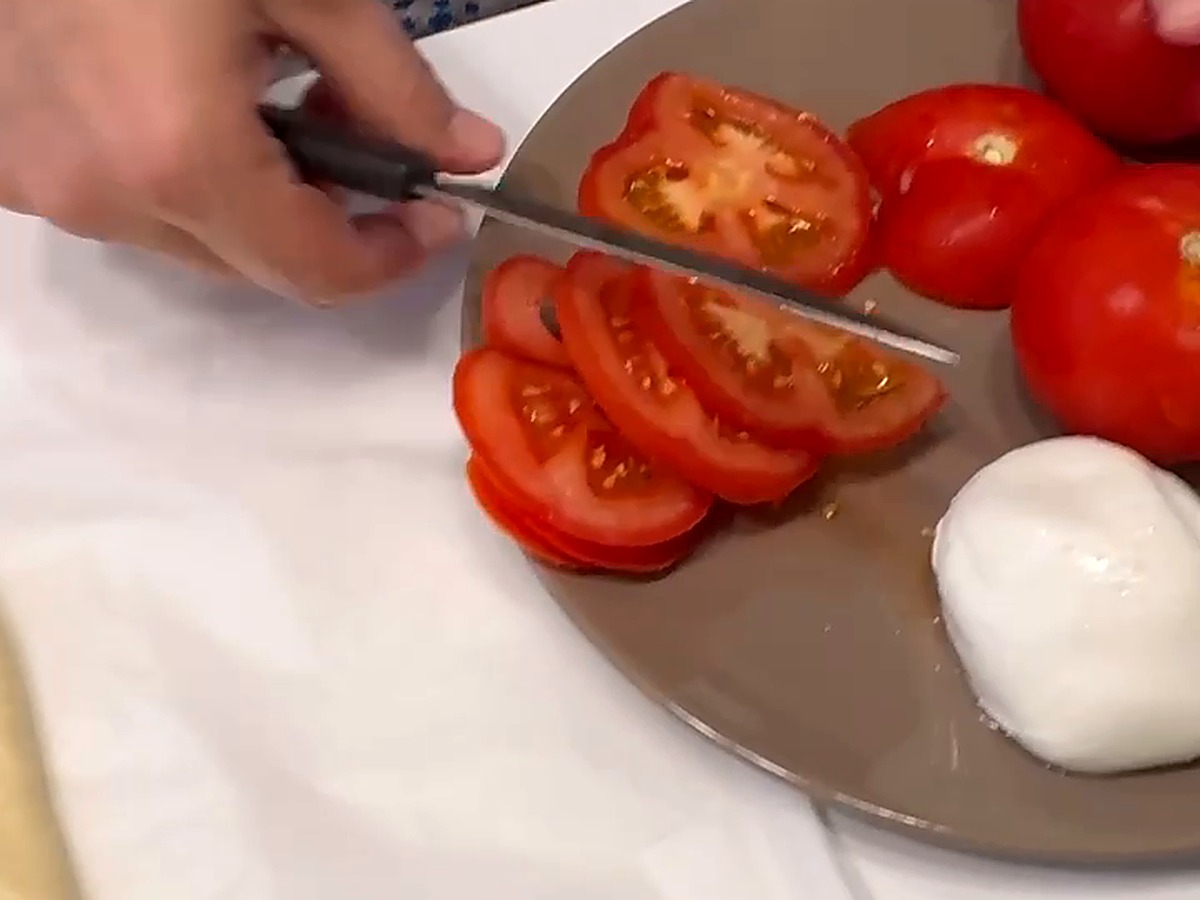 Caprese alla mediterranea con pasta sfoglia