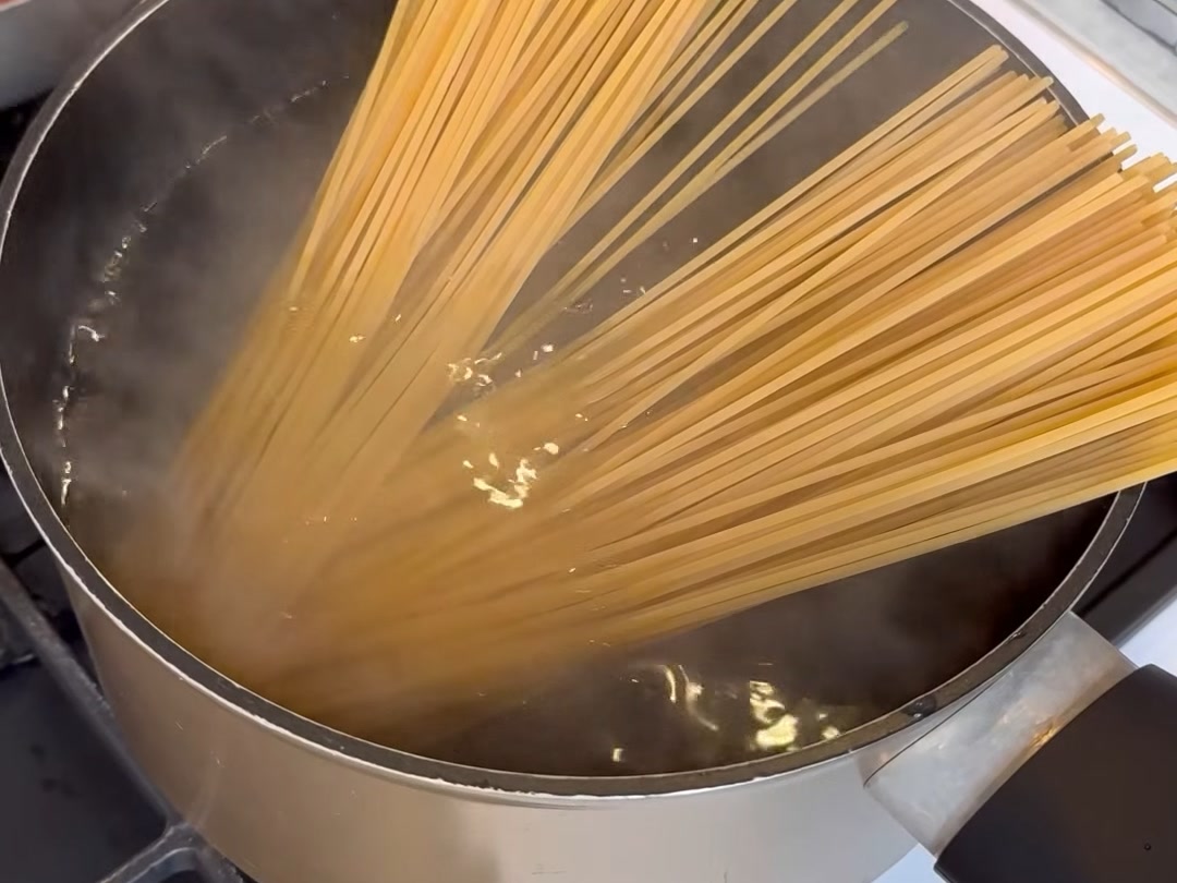 Spaghetti con tonno e olive taggiasche