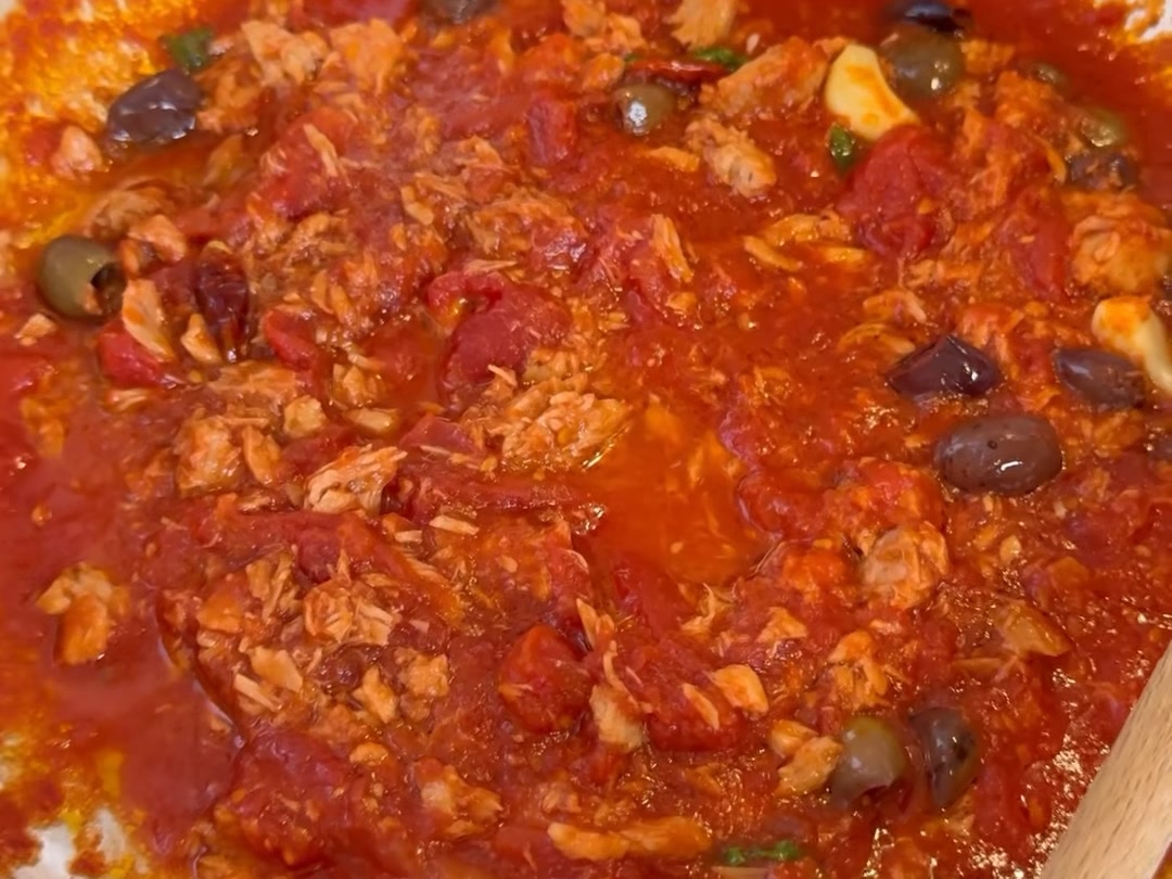 Spaghetti con tonno e olive taggiasche