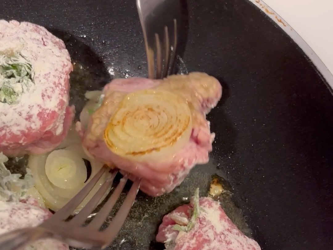 Rollè di carne ripieno in padella