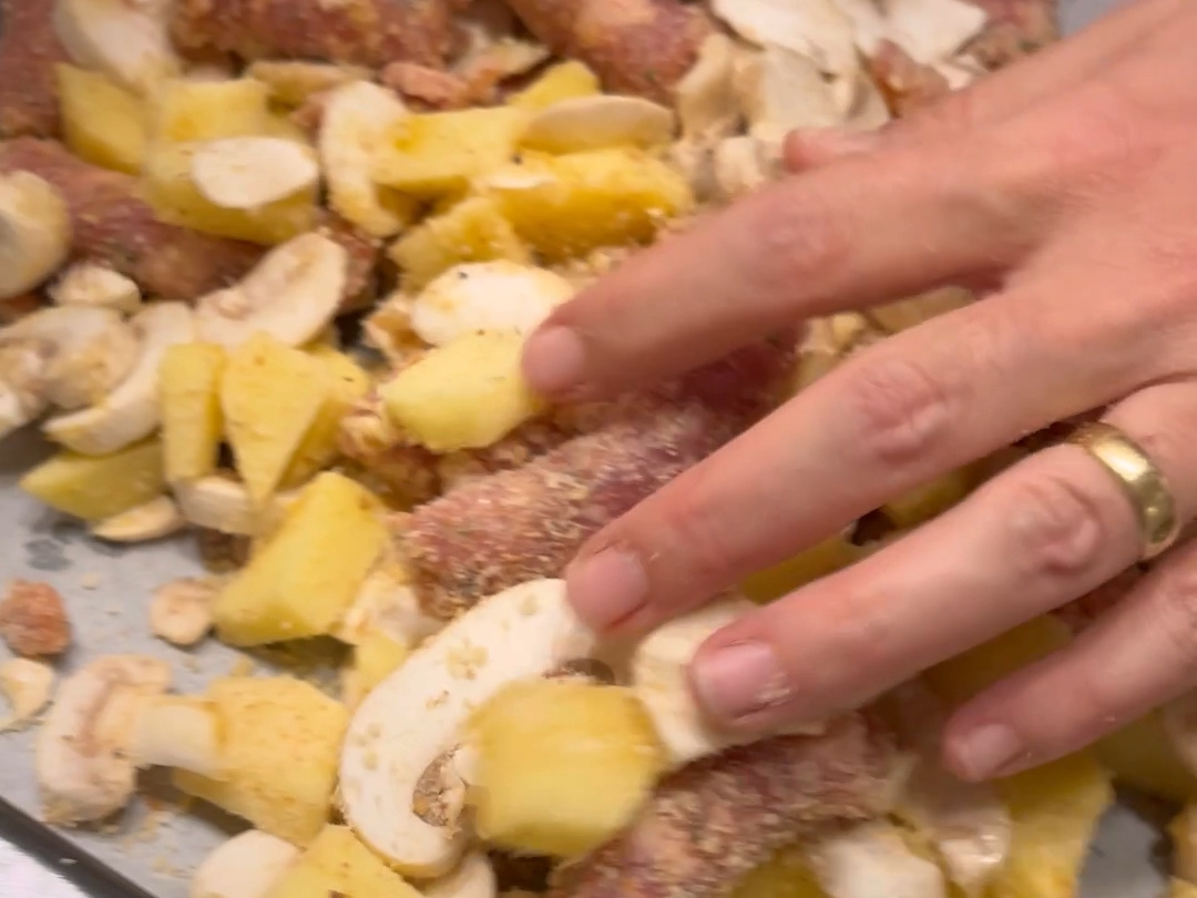 Salsiccia funghi e patate al forno