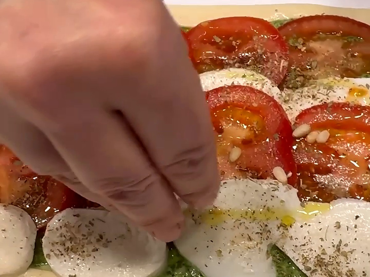 Caprese alla mediterranea con pasta sfoglia