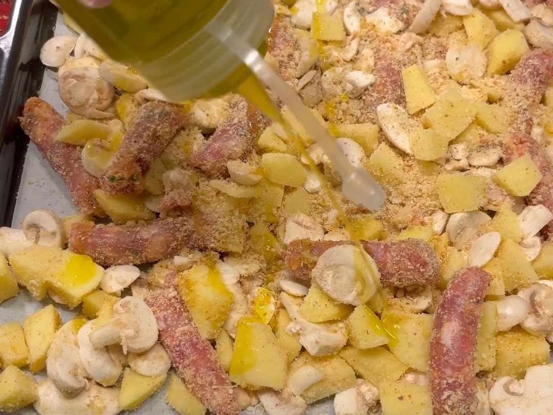 Salsiccia funghi e patate al forno