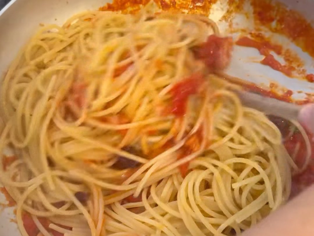 Spaghetti con tonno e olive taggiasche