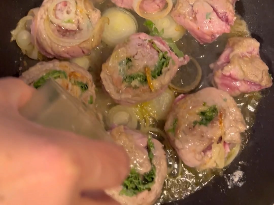 Rollè di carne ripieno in padella