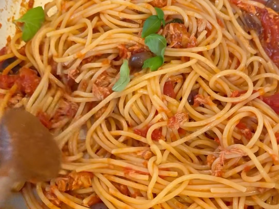 Spaghetti con tonno e olive taggiasche