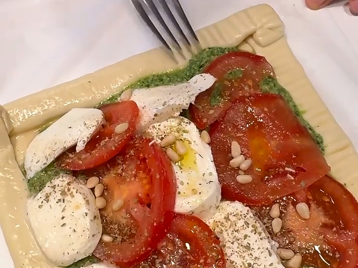 Caprese alla mediterranea con pasta sfoglia