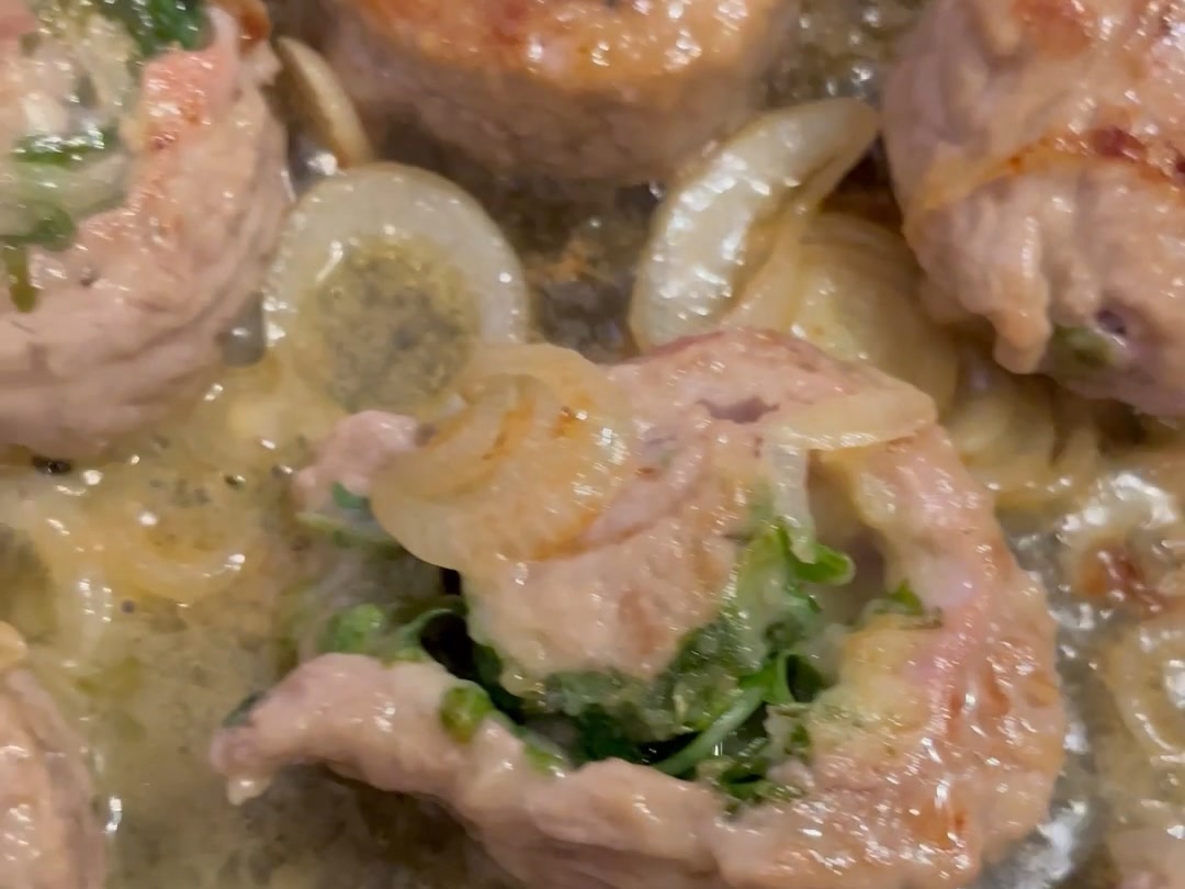 Rollè di carne ripieno in padella