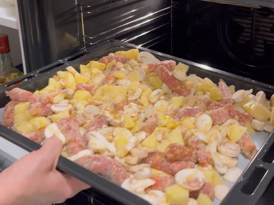 Salsiccia funghi e patate al forno