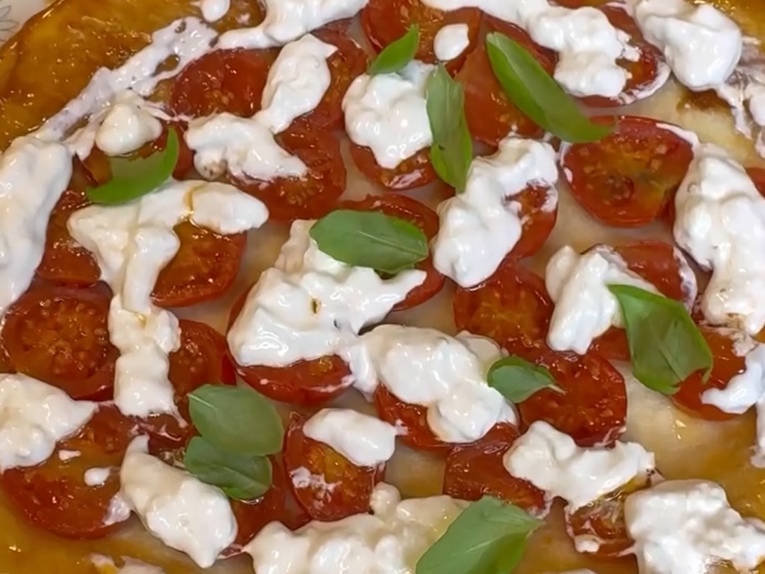 Pizza brisée con pomodorini e stracciatella