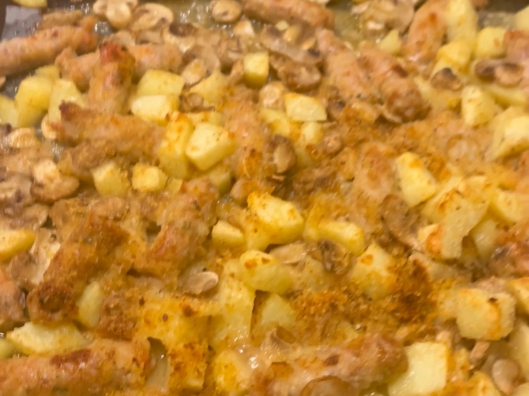 Salsiccia funghi e patate al forno
