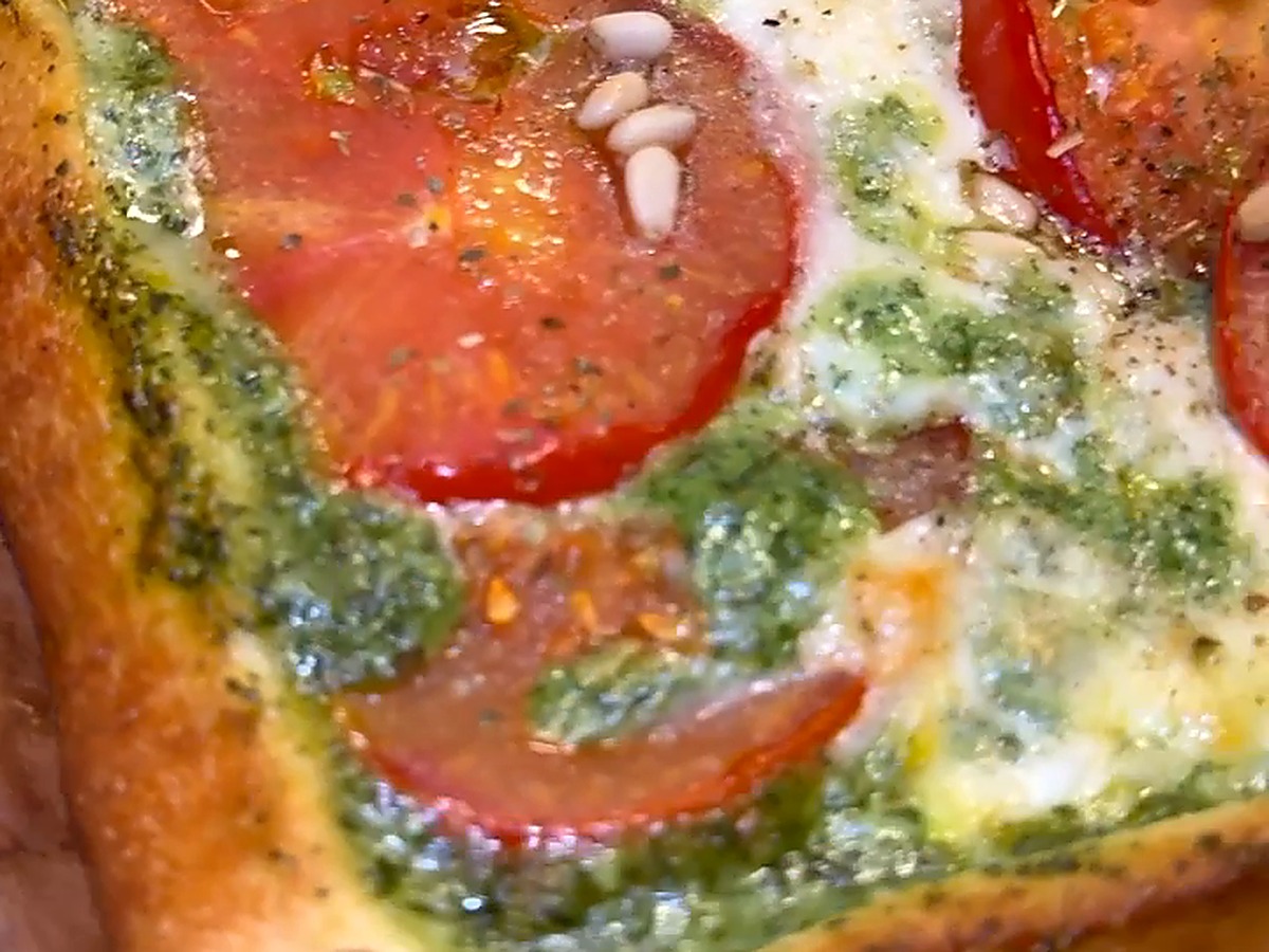 Caprese alla mediterranea con pasta sfoglia