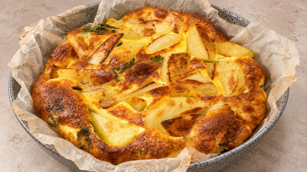 Torta di patate e uova al forno con Parmigiano e basilico