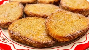 Pane fritto dolce siciliano con zucchero e cannella