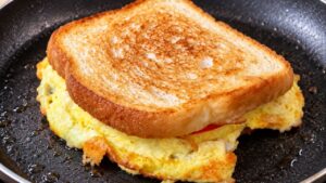 Toast di frittata con mozzarella pomodoro e basilico
