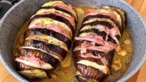 Melanzane a fisarmonica ripiene di prosciutto cotto e scamorza affumicata