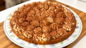 Torta tiramisù con crema al mascarpone, caffè e cacao