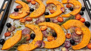 Zucca alla mediterranea al forno con cipolla, pomodorini e olive nere