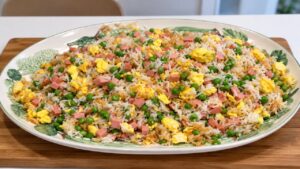 Riso alla cantonese con uova, piselli e prosciutto cotto