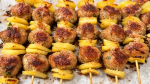 Spiedini di polpette e patate cotti al forno