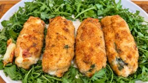 Cartocci di pollo ripieni con prosciutto cotto, provola affumicata e rucola