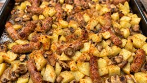 Salsiccia funghi e patate al forno gratinati con pangrattato e Parmigiano