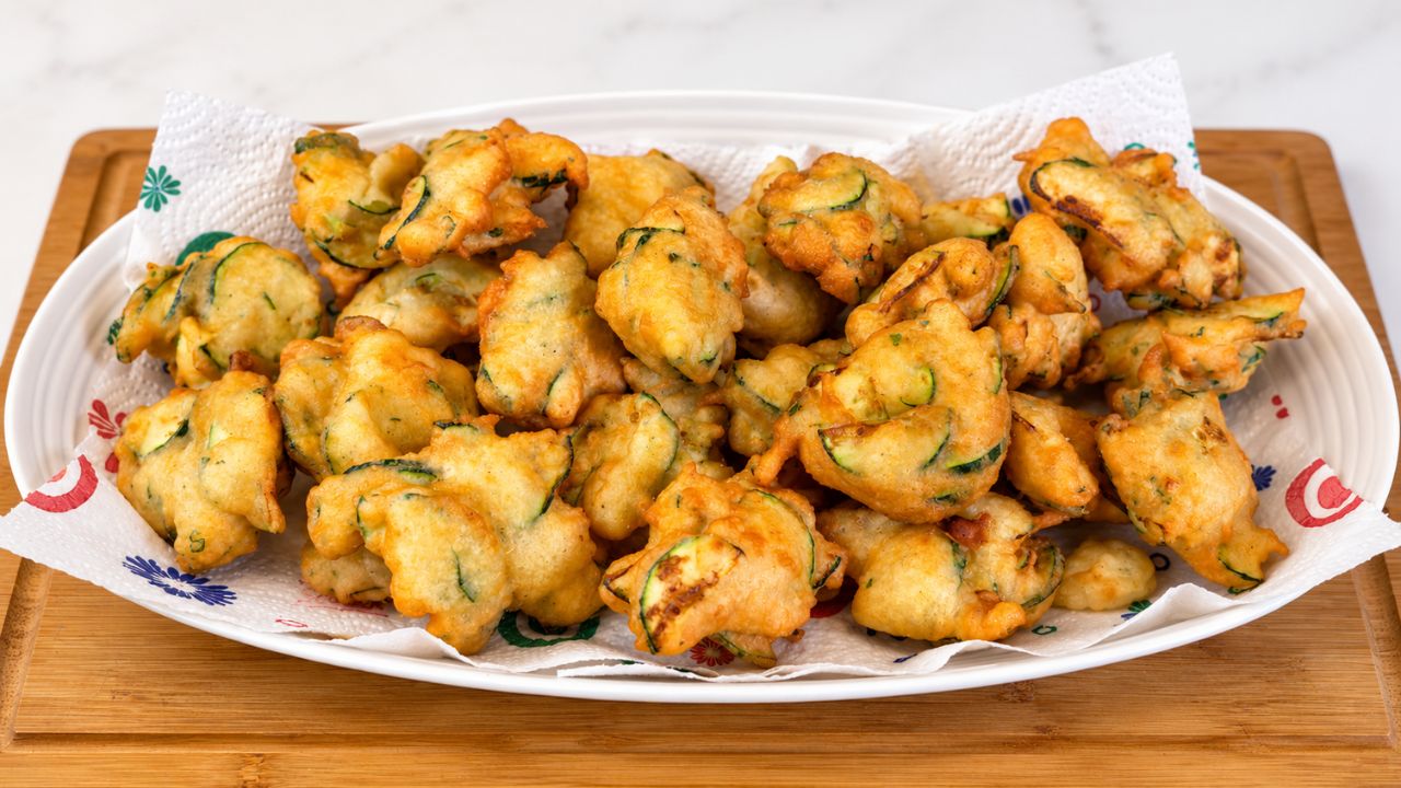 Frittelle di zucchine croccanti con pastella al pecorino e basilico